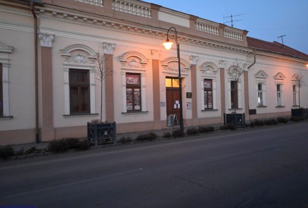 Nyugdíjas vegyészből lett alkotó művész – Lengyel Ilona kiállítás nyílt a Füleki Vármúzeum Galériájában