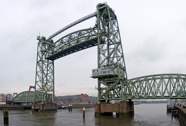 Szétszerelik a rotterdami hidat, hogy Jeff Bezos jachtja áthaladhasson alatta