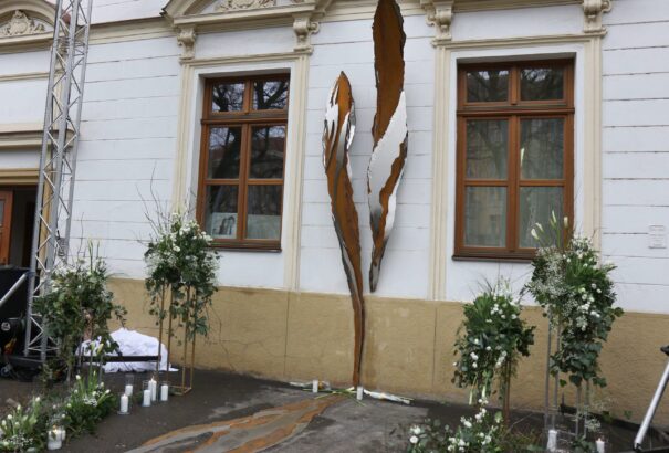 Felavatták a Ján Kuciaknak és Martina Kušnírovának állított emlékművet a pozsonyi SzNF téren