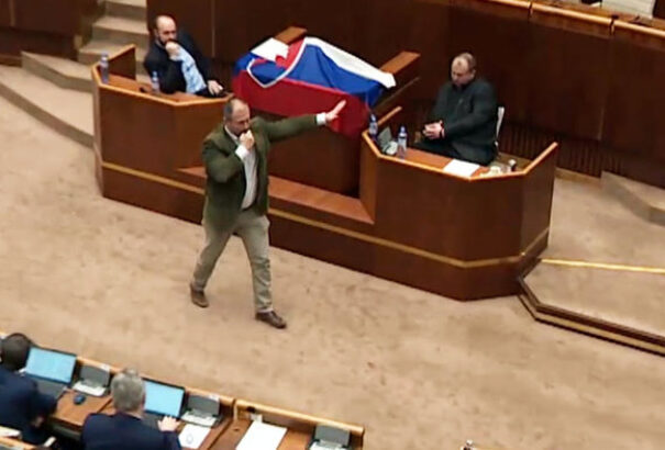 Náci karlendítés Kotlebától a szlovák parlamentben? (Videó)