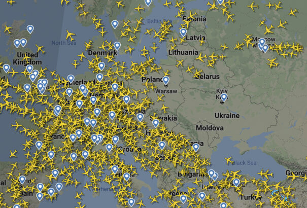 Térkép: Így kerülik el Ukrajna légterét a civil gépek