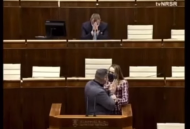 „Nem megengedett fizikai kontaktus” történt a parlamentben. Megszakították az ülést (Videó)