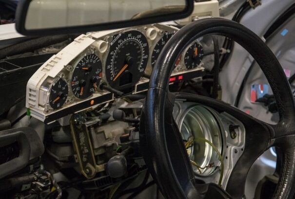 Kelet- és Közép-Európában a leggyakoribb az autók kilométerórájának visszatekerése