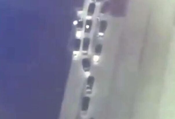 Videón, ahogy dróntámadás éri az egyik orosz menetoszlopot