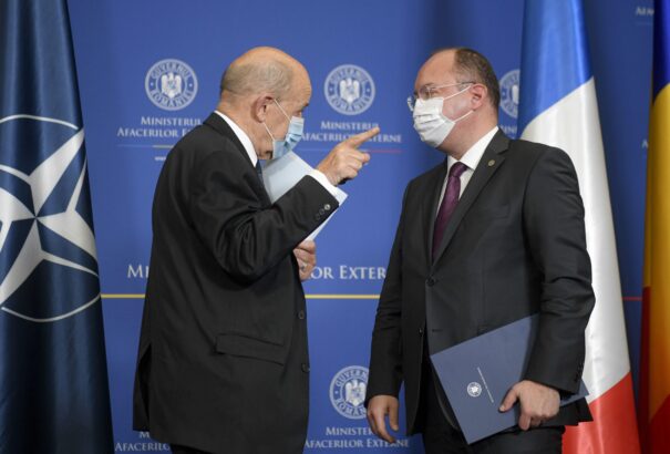 Francia külügyminiszter: Stabil és kiszámítható viszonyt kell kialakítani Oroszországgal