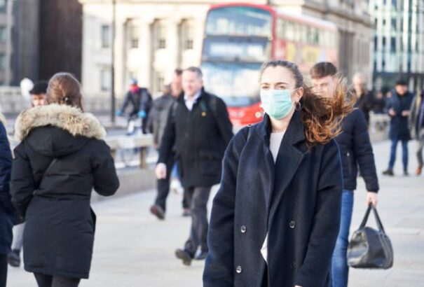 Brit tudósok: Az elkövetkezendő időszakban még számíthatunk nagy járványhullámokra