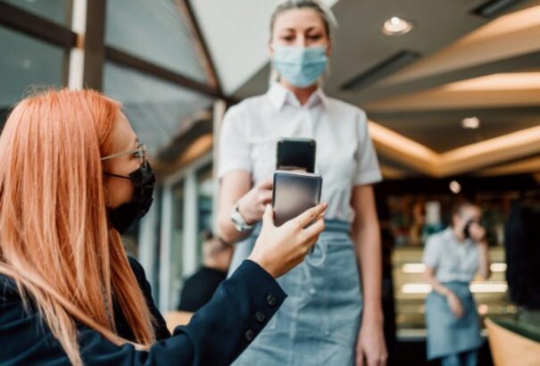 Csehországban enyhítenek az óvintézkedéseken. Az éttermekbe már nem kell COVID-igazolvány