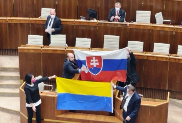 Cirkusz a parlamentben: Locsolkodás és pofozkodás az ülésteremben a védelmi szerződés miatt