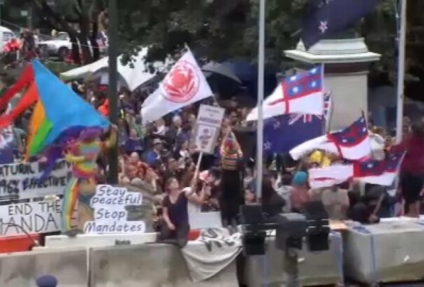 A világ legrosszabb dalaival próbálták hazaküldeni a korlátozásellenes tüntetőket Új-Zélandon