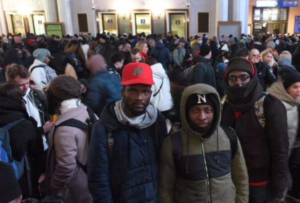 Nem engedik át a lengyel-ukrán határon az afrikai diákokat az ukrán határőrök