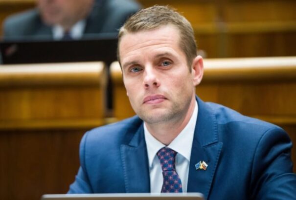 Klusnak nem tetszik az SaS ellenzéki politizálása, távozna a pártból