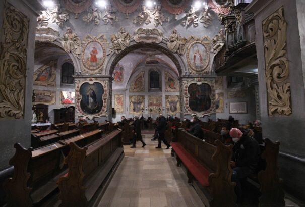 A templomokban ismét használható a szenteltvíztartó és a béke jelét szimbolizáló kézfogás