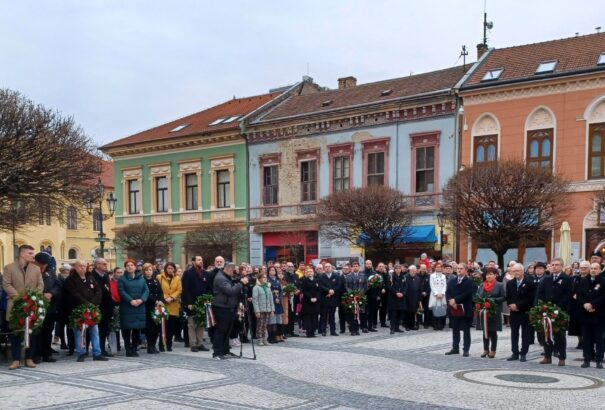 Többszázas tömeg ünnepelt Komáromban március idusán – Képgalériával