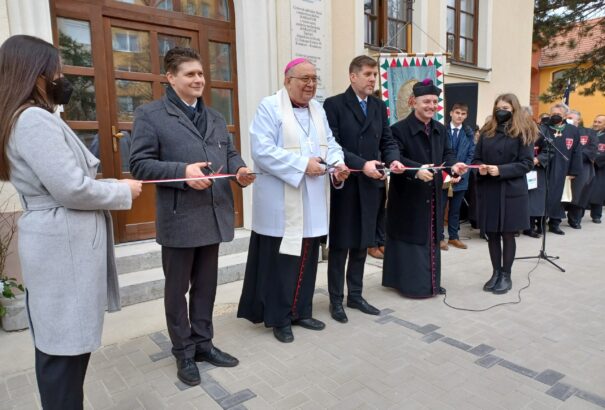 Felszentelték Komáromban a Marianum Egyházi Iskolaközpont  újjávarázsolt főépületét