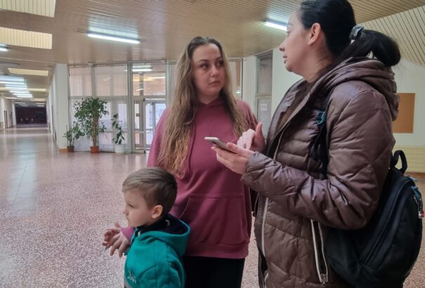 Megérkezett az első 25 ukrajnai háborús menekült Bősre – képek, videó