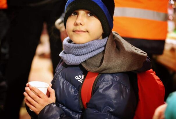 Egy 11 éves ukrán fiú egyedül, nejlonszatyorral és egy kezére írt telefonszámmal lépte át a határt