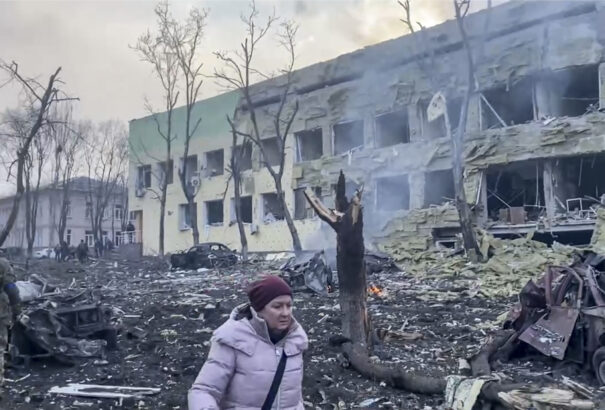 Az orosz hadsereg lebombázott egy szülészetet és egy gyermekkórházat Mariupolban