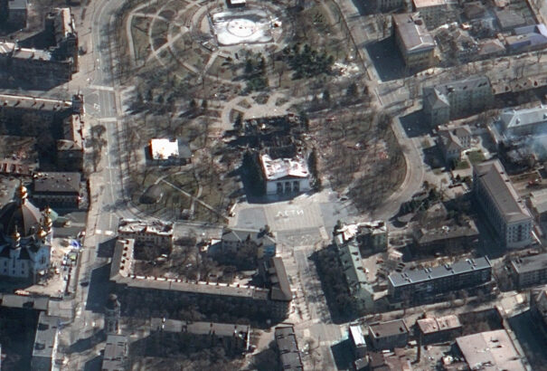 A mariupoli városvezetés szerint legalább háromszázan vesztek oda a színház elleni légicsapásban