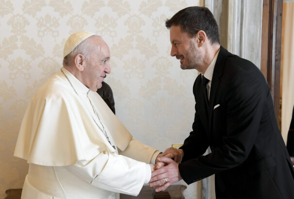 Eduard Heger egy bronzból öntött harangot ajándékozott a Vatikánban Ferenc pápának (Képekkel)