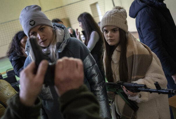 Egy új ukrán törvény alapján ukrán civilek és külföldiek is tüzet nyithatnak „ellenséges harcosokra”