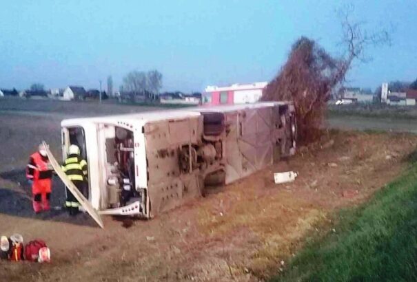 Komoly buszbaleset Galántánál – felborult egy utasokat szállító jármű (Képekkel)