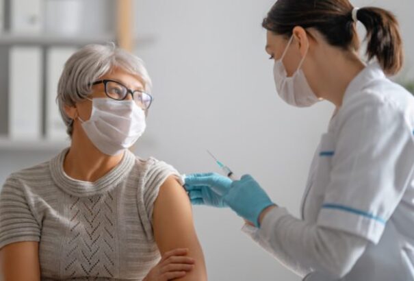 A nyugdíjasoknak ezen a héten van az ultolsó lehetőségük arra, hogy oltási jutalomban részesüljenek