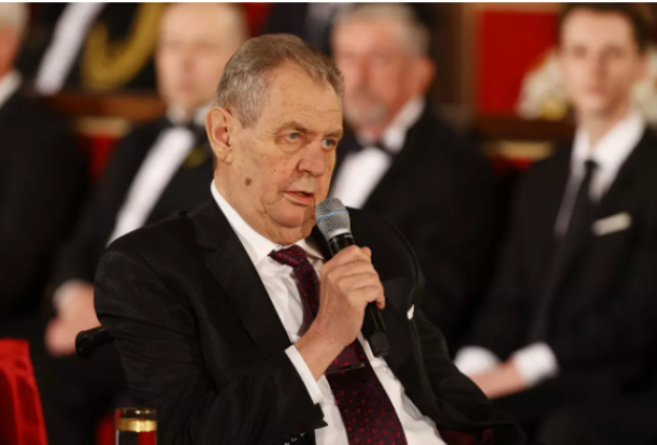 Zeman a legmagasabb állami kitüntetésben részesítette Zelenszkijt