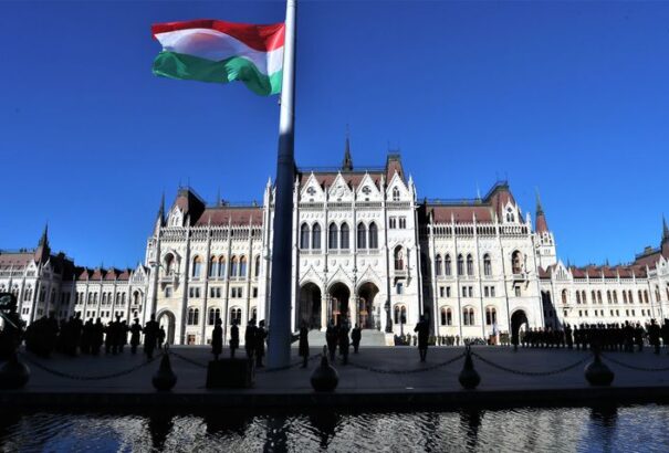 Március 15. – Felvonták a nemzeti lobogót az Országház előtt