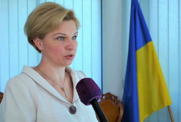 Mélyen Tisztelt Nagykövet Asszony!