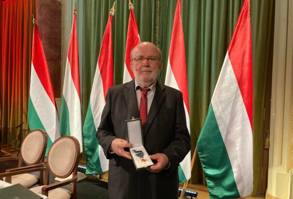Tóth László József Attila-díjas író, költő, akadémikus a Magyar Érdemrend Lovagkeresztje kitüntetésben részesült