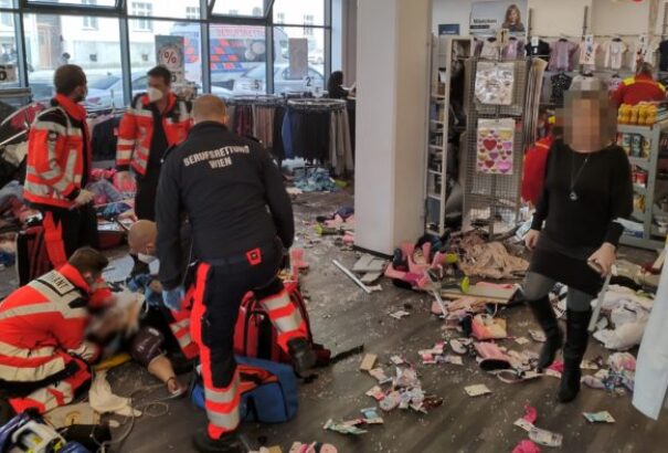 Bécsi hétköznapok: Lopott autóval hajtott öt tizenéves egy helyi KiK-áruházba