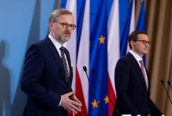 Fiala és Morawiecki: Magyarország „egyértelműen“ ítélje el az oroszok ukrajnai rémtetteit