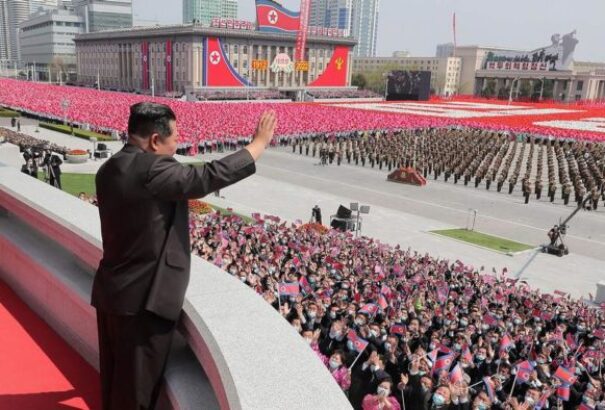 Észak-Korea: Idén nem járt katonai parádé a torta mellé Kim Il Szung születésnapján