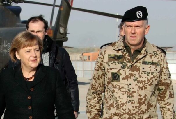 Merkel ex-tanácsadója: Egyenes út vezet a harmadik világháborúba, ha nehézfegyvereket szállítunk Ukrajnába