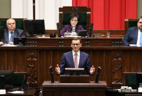 Mateusz Morawiecki: „Szovjet módszerekkel” lövik tarkón az embereket Ukrajnában