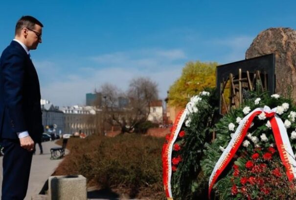 Mateusz Morawieckinek a katyńi mészárlásról is az ukrajnai háború jut az eszébe