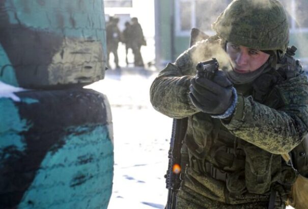 Hangfelvételen, ahogy az orosz katonák parancsot kapnak civilek gyilkolására Mariupolnál