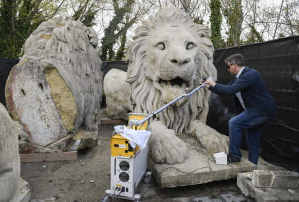 Lézerrel is tisztítják a budapesti Lánchíd oroszlánjait