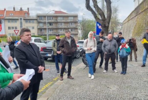 Felvidéki magyarok kis, de annál elszántabb csapata tüntetett ma Pozsonyban Kollár szavai ellen
