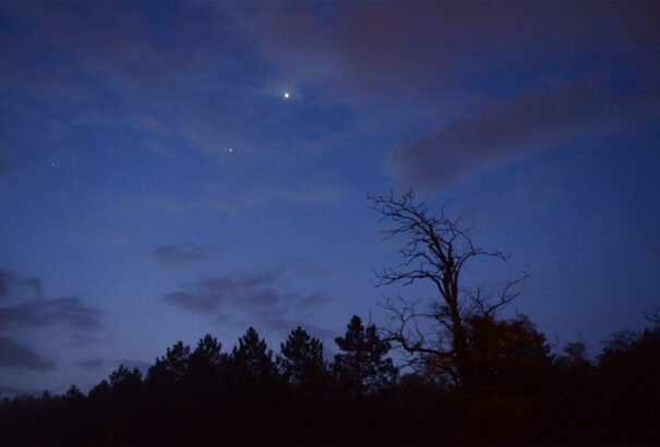 Látványos égi jelenség: négy bolygó és a Hold együttállása figyelhető meg a tavaszi égbolton