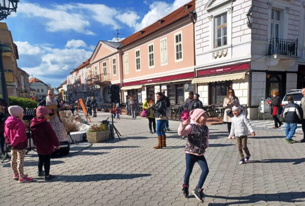 Hangulatos családi matinétól vált zsibongóvá Komárom belvárosa