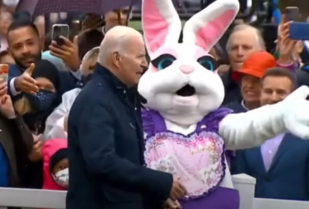 Ezúttal a húsvéti nyuszi igazította útba Bident – videó