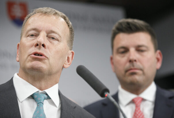 Fél lábbal az ellenzéki térfélen? A Sme rodina teljes mértékben kiáll a megvesztegetéssel vádolt Borguľa mellett