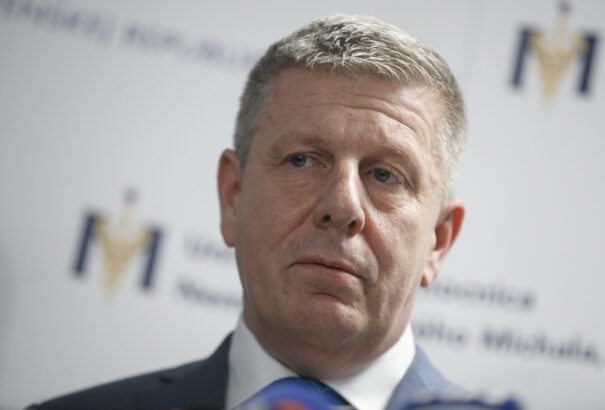 Lopakodó szivárványos propaganda: Lengvarský fű alatt kaput nyitott a műtét nélküli nemváltásnak – ez a székébe kerülhet