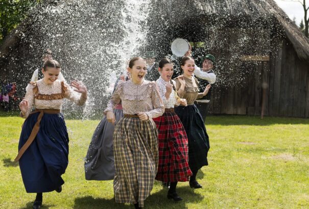 Szabad-e locsolni? – Egy csokorban a legjobb locsolóversek