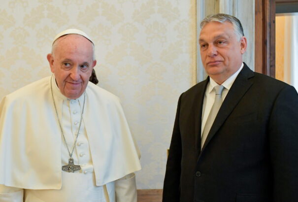 Nézőpont Intézet: Orbánnál csak a pápa békepártibb