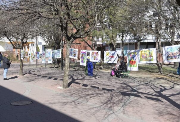 Színpompás kiállítás látható a dunaszerdahelyi Bartók Béla sétányon