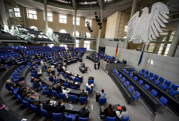 Bundestag: Németországnak nehézfegyverzettel is támogatnia kell Ukrajnát