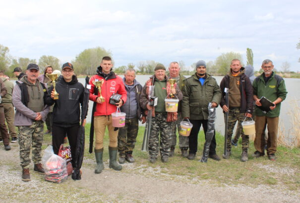Horogra akadtak a halak a csallóközi Tőzeg-tavon – Képekkel