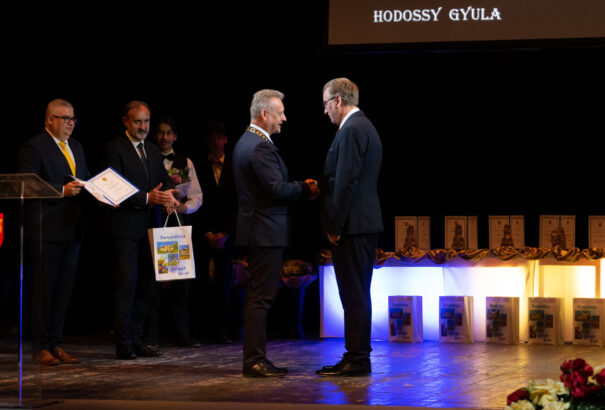 A „tékozló fiú” visszatér és megbocsátást nyer! – Díszpolgári címet kapott Hodossy Gyula József Attila-díjas költő